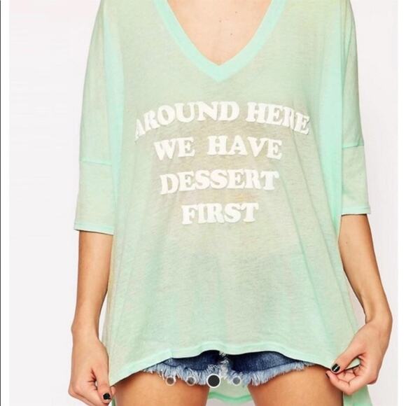 WILDFOX Womens Dessert First Oversized V-Neck Printed Aqua Tee Size XS - Picture 5 of 11